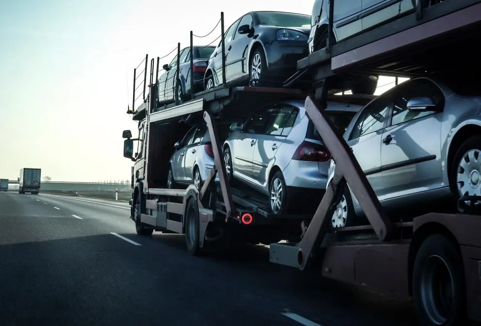 Model van een automerk in de hero van de website